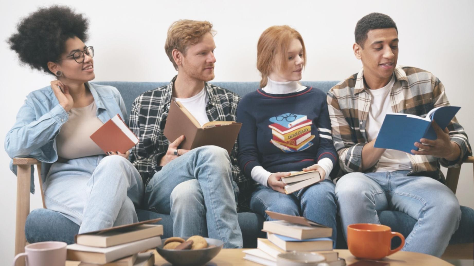 Grupo de personas colaborando en sesión de aprendizaje financiero